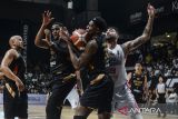 Pebasket Dewa United Banten Lester Prosper (kedua kanan) berebut bola dengan pebasket Rans Simba Bogor Augusto Cesar Lima Brito (kanan) pada gim kedua semifinal Indonesia Basketball League (IBL) 2025 di Dewa United Arena, Kabupaten Tangerang, Banten, Sabtu (12/7/2025). Dewa United Banten dikalahkan Rans Simba Bogor dengan skor akhir 89-95. ANTARA FOTO/Putra M. Akbar/gp