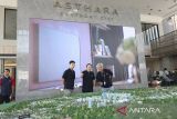 Head of Sales and Marketing Fresco Prasetya (kiri), CEO Asthara Skyfront City Supardi Ang (tengah) dan Head of Planning & Design and Infrastructure Asthara Skyfront City Budi Cahyono (kanan) berbincang saat memperhatikan maket Gallery Asthara Skyfront City dalam acara pemilihan unit di Marketing Gallery Asthara Skyfront City oleh konsumen, di Tangerang, Banten, Sabtu (12/7/2025).  Asthara Skyfront City merupakan perkotaan modern masa depan yang dibangun bersebelahan dengan Bandara Internasional Soekarno Hatta, dirancang sebagai ruang perkotaan mandiri, Kawasan ini mencakup kawasan hunian, pusat perbelanjaan dan bisnis terpadu, pada tahap pertama Cluster Allurea telah habis terjual dengan total nilai penjualan sekitar Rp.320 Milliar. ANTARA FOTO/Galih Pradipta