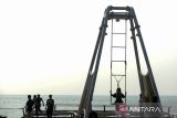 Pengunjung bermain ayunan di Anyer Wonderland, Kabupaten Serang, Banten, Sabtu (12/7/2025). Menurut Pengelola wisata setempat, jumlah pengunjung di objek wisata baru tersebut selama momentum libur panjang sekolah mencapai 500 orang per hari atau meningkat dibandingkan rata-rata hari biasa sekitar 200 orang yang didominasi pengunjung dari Jakarta. ANTARA FOTO/Muhammad Bagus Khoirunas/gp 