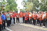 Maigus Nasir lepas peserta jalan santai dan senam pagi Ikatan Alumni SMPN 4 Padang