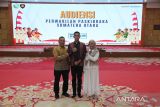 Kapendam I/Bukit Barisan Kolonel Inf Asrul Kurniawan Harahap (kiri) didampingi istri (kanan) berfoto bersama anaknya Adinata Kurniawan Harahap pelajar SMA Islam Plus Adzkia Medan Adinata Kurniawan Harahap (tengah) yang menjadi perwakilan Sumut paskibraka nasional 2025 saat audiensi bersama Gubernur Sumatera Utara Bobby Nasution di Rumah Dinas Gubernur Sumatera Utara, Medan, Minggu, (13/7/2025). Dalam  apresiasi tersebut, Bobby Nasution berpesan kepada Adinata Kurniawan untuk menjadi paskibraka yang menginspirasi masyarakat sekaligus bisa menjaga nama baik Sumut. ANTARA/Yudi Manar
