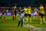 Petugas berusaha mengeluarkan air dari lapangan saat  pertandingan Final Piala Presiden antara Oxford United melawan Port FC di Stadion Si Jalak Harupat, Kabupaten Bandung, Jawa Barat, Minggu (13/7/2025). Hujan deras yang mengguyur Stadion Si Jalak Harupat membuat lapangan tergenang dan pertandingan final diberhentikan untuk sementara. ANTARA FOTO/Raisan Al Farisi/agr