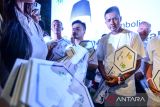 Perwakilan warga menerima replika kunci rumah subsidi di Stadion Si Jalak Harupat, Kabupaten Bandung, Jawa Barat, Minggu (13/7/2025). Kementerian Perumahan dan Kawasan Permukiman melakukan serah terima 100 kunci rumah bersubsidi untuk masyarakat berpenghasilan rendah di Kabupaten Bandung guna mendorong dan menyukseskan program tiga juta rumah dari pemerintah pusat. ANTARA FOTO/Raisan Al Farisi/agr
