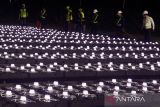 Petugas memeriksa kondisi drone di area komplek Stadion Si Jalak Harupat, Kabupaten Bandung, Jawa Barat, Sabtu (12/7/2025) malam. Sebanyak 1400 drone dioperasikan untuk menampilkan pertunjukan atraksi guna kemeriahan laga Final Piala Presiden 2025 antara Oxford United melawan Port FC. ANTARA FOTO/Novrian Arbi/agr