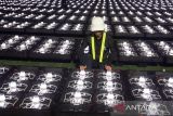 Petugas memeriksa kondisi drone di area komplek Stadion Si Jalak Harupat, Kabupaten Bandung, Jawa Barat, Sabtu (12/7/2025) malam. Sebanyak 1400 drone dioperasikan untuk menampilkan pertunjukan atraksi guna kemeriahan laga Final Piala Presiden 2025 antara Oxford United melawan Port FC. ANTARA FOTO/Novrian Arbi/agr