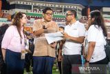 Ketua Steering Committee Piala Presiden 2025 sekaligus Menteri PKP Maruarar Sirait (kedua kiri) didampingi anggota Tsamara Amany (kiri) dan Ketua Organizing Committee Arya Sinulingga (kedua kanan) berdiskusi saat meninjau Stadion Si Jalak Harupat, Kabupaten Bandung, Jawa Barat, Sabtu (12/7/2025) malam. Maruarar Sirait melakukan peninjauan guna memastikan kesiapan acara seremonial dan kondisi lapangan pada pertandingan Final Piala Presiden 2025 antara Oxford United melawan Port FC. ANTARA FOTO/Novrian Arbi/agr
