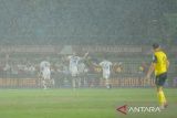 Pesepak bola Port FC Brayan Perea (tengah) bersama Peeradol Chamrasamee (kanan) dan Bordhin pala (kiri) melakukan seleberasi usai mencetak gol ke gawang Oxford United saat pertandingan final Piala Presiden di Stadion Si Jalak Harupat, Kabupaten Bandung, Jawa Barat, Minggu (13/7/2025). Port FC Thailand menjuarai Piala Presiden 2025 setelah mengalahkan Oxford United di laga final dengan skor 2-1. ANTARA FOTO/Raisan Al Farisi/agr