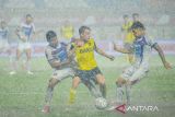 Pesepak bola Oxford United Jack Alexander Currie (tengah) berebut bola dengan pesepak bola Port FC Suphanan Bureerat (kanan) dan Teerasak Poeiphimai (kiri) saat pertandingan final Piala Presiden di Stadion Si Jalak Harupat, Kabupaten Bandung, Jawa Barat, Minggu (13/7/2025). Port FC Thailand menjuarai Piala Presiden 2025 setelah mengalahkan Oxford United di laga final dengan skor 2-1. ANTARA FOTO/Raisan Al Farisi/agr