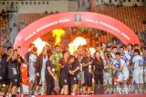 Tim Port FC Thailand mengangkat Piala saat penganugerahan pemenang Piala Presiden di Stadion Si Jalak Harupat, Kabupaten Bandung, Jawa Barat, Minggu (13/7/2025). Port FC Thailand menjuarai Piala Presiden 2025 setelah mengalahkan Oxford United di laga final dengan skor 2-1. ANTARA FOTO/Raisan Al Farisi/agr