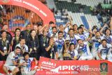 Tim Port FC Thailand mengangkat Piala saat penganugerahan pemenang Piala Presiden di Stadion Si Jalak Harupat, Kabupaten Bandung, Jawa Barat, Minggu (13/7/2025). Port FC Thailand menjuarai Piala Presiden 2025 setelah mengalahkan Oxford United di laga final dengan skor 2-1. ANTARA FOTO/Raisan Al Farisi/agr
