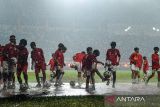 Anak-anak dari berbagai sekolah sepak bola (SSB) di Kota Bandung dan Kabupaten Bandung melakukan juggling saat upacara penutupan Piala Presiden di Stadion Si Jalak Harupat, Kabupaten Bandung, Jawa Barat, Minggu (13/7/2025). Upacara penutupan Piala Presiden 2025 dimeriahkan dengan atraksi 2.500 anak dari SSB, 250 pemain angklung dari Saung Angklung Udjo dan 1.400 drone. ANTARA FOTO/Raisan Al Farisi/agr