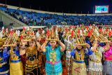 Pemain angklung bersiap untuk mengikuti upacara penutupan Piala Presiden di Stadion Si Jalak Harupat, Kabupaten Bandung, Jawa Barat, Minggu (13/7/2025). Upacara penutupan Piala Presiden 2025 dimeriahkan dengan atraksi 2.500 anak dari SSB, 250 pemain angklung dari Saung Angklung Udjo dan 1.400 drone. ANTARA FOTO/Raisan Al Farisi/agr