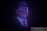 Ribuan drone membentuk formasi wajah Presiden Republik Indonesia Prabowo Subianto saat upacara penutupan Piala Presiden di Stadion Si Jalak Harupat, Kabupaten Bandung, Jawa Barat, Minggu (13/7/2025). Upacara penutupan Piala Presiden 2025 dimeriahkan dengan atraksi 2.500 anak dari SSB, 250 pemain angklung dari Saung Angklung Udjo dan 1.400 drone. ANTARA FOTO/Raisan Al Farisi/agr