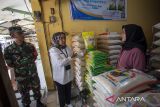 Kepala Bulog Indramayu Sri Wahyuni (tengah) berbincang dengan pedagang saat memantau penyaluran beras Program Stabilisasi Pasokan dan Harga Pangan (SPHP) di salah satu kios di Pasar Induk Indramayu, Jawa Barat, Minggu (13/7/2025). Bulog Cabang Indramayu bersama Satgas Pangan melakukan pengawasan distribusi beras SPHP untuk mencegah penyelewengan serta memastikan kecukupan stok beras di pasar. ANTARA FOTO/Dedhez Anggara/agr