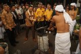 Wakil Menteri Kebudayaan Giring Ganesa (tengah) simbolis menempa baja dalam demo pembuatan senjata keris dalam Festival Budaya Spiritual 2025 di Pendopo Kongas Arum Kusumaning Bongso, Tulungagung, Jawa Timur, Minggu (13/7/2025). Dalam kunjunga itu, Wamenbud Giring menegaskan komitmen pemerintah untuk terus mendukung nilai-nilai budaya dan spiritualitas sebagai bagian dari identitas nasional. ANTARA Jatim/Destyan Sujarwoko/mas.