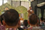 Wakil Menteri Kebudayaan Giring Ganesa saat menjawab aspirasi peserta dialog kebudayaan dalam rangkaian Festival Budaya Spiritual 2025 di Pendopo Kongas Arum Kusumaning Bongso, Tulungagung, Jawa Timur, Minggu (13/7/2025). Dalam kunjunga itu, Wamenbud Giring menegaskan komitmen pemerintah untuk terus mendukung nilai-nilai budaya dan spiritualitas sebagai bagian dari identitas nasional. ANTARA Jatim/Destyan Sujarwoko/mas.