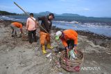 Petugas bersama nelayan dan pedagang kuliner mengumpulkan sampah plastik  dan sampah kayu di Pantai Wisata Kampung Jawa, Banda Aceh, Aceh, Minggu (13/7/2025). Pantai wisata yang berada dalam kawasan kilometer nol kota Banda Aceh itu dipenuhi sampah plastik bekas, sampah  sampah organik lainnya yang hanyut dibawa arus sungai dari hulu ke laut akibat curah hujan tinggi yang kemudian terdampar di pantai wisata. ANTARA FOTO/Ampelsa.