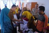 Bupati Pangkep bagikan seragam sekolah gratis kepada siswa baru SD dan SMP