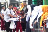 Para ayah di Padang Panjang antar anak di hari pertama sekolah