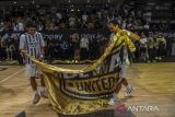 Pebasket Dewa United Banten Bryan Fernando Korisano (kiri) dan Kaleb Ramot Gemilang (kanan) melakukan selebrasi usai menang atas Rans Simba Bogor pada pertandingan babak ketiga semifinal Indonesia Basketball League (IBL) 2025 di Dewa United Arena, Kabupaten Tangerang, Banten, Minggu (13/7/2025). Dewa United Banten akan bertanding melawan Pelita Jaya Jakarta pada babak final IBL 2025 yang akan digelar pada tanggal 17 Juli 2025. ANTARA FOTO/Galih Pradipta