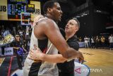 Pebasket Dewa United Banten Jordan Lavell Adams (kiri) dan Pelatih Dewa United Banten P. Favarel (kanan) berpelukan usai menang atas Rans Simba Bogor pada pertandingan babak ketiga semifinal Indonesia Basketball League (IBL) 2025 di Dewa United Arena, Kabupaten Tangerang, Banten, Minggu (13/7/2025). Dewa United Banten akan bertanding melawan Pelita Jaya Jakarta pada babak final IBL 2025 yang akan digelar pada tanggal 17 Juli 2025. ANTARA FOTO/Galih Pradipta