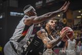Pebasket Dewa United Banten Lester Prosper (kiri) berusaha menghadang pebasket Rans Simba Bogor Aaron Craig Fuller (kanan) pada pertandingan babak ketiga semifinal Indonesia Basketball League (IBL) 2025 di Dewa United Arena, Kabupaten Tangerang, Banten, Minggu (13/7/2025). Dewa United Banten berhasil melaju ke final IBL 2025 setelah menang atas Rans Simba Bogor dengan skor 98 - 78. ANTARA FOTO/Galih Pradipta
