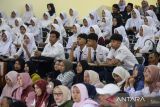 Siswa bersama wali muridnya mengikuti masa pengenalan lingkungan sekolah (MPLS) di BPMP Banten, Lebak, Banten, Senin (14/7/2025). Pada hari pertama masa pengenalan lingkungan sekolah (MPLS) yang diikuti sebanyak 100 siswa Sekolah Rakyat setingkat SMA tersebut dilakukan pemeriksaan kesehatan guna memastikan kondisi fisik siswa sebelum menjalani kegiatan belajar mengajar dan berasrama. ANTARA FOTO/Muhammad Bagus Khoirunas/gp