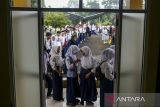 Sejumlah siswa antre untuk mengikuti pemeriksaan kesehatan di BPMP Banten, Lebak, Banten, Senin (14/7/2025). Pada hari pertama masa pengenalan lingkungan sekolah (MPLS) yang diikuti sebanyak 100 siswa Sekolah Rakyat setingkat SMA tersebut dilakukan pemeriksaan kesehatan guna memastikan kondisi fisik siswa sebelum menjalani kegiatan belajar mengajar dan berasrama. ANTARA FOTO/Muhammad Bagus Khoirunas/gp