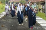 Siswa ditemani wali muridnya memasuki asrama Sekolah Rakyat di BPMP Banten, Lebak, Banten, Senin (14/7/2025). Pada hari pertama masa pengenalan lingkungan sekolah (MPLS) yang diikuti sebanyak 100 siswa Sekolah Rakyat setingkat SMA tersebut dilakukan pemeriksaan kesehatan guna memastikan kondisi fisik siswa sebelum menjalani kegiatan belajar mengajar dan berasrama. ANTARA FOTO/Muhammad Bagus Khoirunas/gp