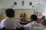 Murid kelas enam mengikuti kegiatan belajar mengajar di salah satu ruang kelas di SD Negeri Karaton 5, Kabupaten Pandeglang, Banten, Senin (14/7/2025). Pihak sekolah menuturkan, SDN yang sempat terancam ditutup karena kekurangan murid tersebut saat ini hanya memiliki total murid sebanyak 37 orang dari seluruh tingkat yang menempati tiga ruang kelas dengan tenaga pendidik sebanyak lima orang. ANTARA FOTO/Angga Budhiyanto/gp