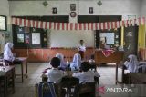 Murid kelas tiga dan empat mengikuti kegiatan belajar mengajar di salah satu ruang kelas di SD Negeri Karaton 5, Kabupaten Pandeglang, Banten, Senin (14/7/2025). Pihak sekolah menuturkan, SDN yang sempat terancam ditutup karena kekurangan murid tersebut saat ini hanya memiliki total murid sebanyak 37 orang dari seluruh tingkat yang menempati tiga ruang kelas dengan tenaga pendidik sebanyak lima orang. ANTARA FOTO/Angga Budhiyanto/gp