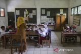 Murid kelas satu dan dua mengikuti kegiatan belajar mengajar di salah satu ruang kelas di SD Negeri Karaton 5, Kabupaten Pandeglang, Banten, Senin (14/7/2025). Pihak sekolah menuturkan, SDN yang sempat terancam ditutup karena kekurangan murid tersebut saat ini hanya memiliki total murid sebanyak 37 orang dari seluruh tingkat yang menempati tiga ruang kelas dengan tenaga pendidik sebanyak lima orang. ANTARA FOTO/Angga Budhiyanto/gp