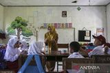 Murid kelas satu mengikuti kegiatan belajar mengajar di salah satu ruang kelas di SD Negeri Karaton 5, Kabupaten Pandeglang, Banten, Senin (14/7/2025). Pihak sekolah menuturkan, SDN yang sempat terancam ditutup karena kekurangan murid tersebut saat ini hanya memiliki total murid sebanyak 37 orang dari seluruh tingkat yang menempati tiga ruang kelas dengan tenaga pendidik sebanyak lima orang. ANTARA FOTO/Angga Budhiyanto/gp