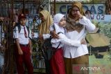 Seorang siswa penyandang tuna wicara memeluk gurunya usai melaksanakan upacara bendera di Sekolah Khusus YKDW 02, Kota Tangerang, Banten, Senin (14/7/2025). Pemerintah Provinsi Banten mencatat sebanyak 811 sekolah swasta telah bergabung dalam pelaksanaan program sekolah gratis dengan alokasi dana sebesar Rp159 miliar untuk enam bulan pertama guna pemerataan akses pendidikan di wilayah tersebut. ANTARA FOTO/Putra M. Akbar/gp