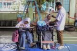 Guru menyuapi makanan untuk siswa penyandang tuna daksa saat Masa Pengenalan Lingkungan Sekolah (MPLS) di Sekolah Khusus YKDW 03, Kota Tangerang, Banten, Senin (14/7/2025). Pemerintah Provinsi Banten mencatat sebanyak 811 sekolah swasta telah bergabung dalam pelaksanaan program sekolah gratis dengan alokasi dana sebesar Rp159 miliar untuk enam bulan pertama guna pemerataan akses pendidikan di wilayah tersebut. ANTARA FOTO/Putra M. Akbar/gp