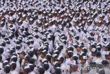 Peserta didik baru mengikuti upacara bendera saat Masa Pengenalan Lingkungan Sekolah (MPLS) di SMP Negeri 1 Ciamis, Kabupaten Ciamis, Jawa Barat, Senin (14/7/2025). Sebanyak 288 peserta didik baru yang terbagi sembilan rombel kelas tahun ajaran 2025/2026 dimulai dengan MPLS selama lima hari untuk mengenalkan lingkungan, tenaga pendidik dan tata tertib kepada siswa baru. ANTARA FOTO/Adeng Bustomi/agr