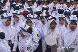 Peserta didik baru mengikuti upacara bendera saat Masa Pengenalan Lingkungan Sekolah (MPLS) di SMP Negeri 1 Ciamis, Kabupaten Ciamis, Jawa Barat, Senin (14/7/2025). Sebanyak 288 peserta didik baru yang terbagi sembilan rombel kelas tahun ajaran 2025/2026 dimulai dengan MPLS selama lima hari untuk mengenalkan lingkungan, tenaga pendidik dan tata tertib kepada siswa baru. ANTARA FOTO/Adeng Bustomi/agr