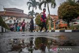 Siswa didampingi orang tua berjalan menuju klinik untuk menjalani pemeriksaan kesehatan di Sekolah Rakyat di kompleks Sentra Abiyoso Cimahi, Jawa Barat, Senin (14/7/2025). Sebanyak 100 siswa Sekolah Rakyat jenjang SMP mulai masuk asrama di Sentra Abiyoso Cimahi dan mengikuti pemeriksaan kesehatan pada hari pertama masa pengenalan lingkungan sekolah (MPLS) tahun ajaran 2025/2026. ANTARA FOTO/Abdan Syakura/agr
