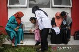 Siswa Sekolah Rakyat didampingi orang tua mengisi data riwayat kesehatan sebelum menjalani pemeriksaan di Klinik Sentra Abiyoso Cimahi, Jawa Barat, Senin (14/7/2025). Sebanyak 100 siswa Sekolah Rakyat jenjang SMP mulai masuk asrama di Sentra Abiyoso Cimahi dan mengikuti pemeriksaan kesehatan pada hari pertama masa pengenalan lingkungan sekolah (MPLS) tahun ajaran 2025/2026. ANTARA FOTO/Abdan Syakura/agr
