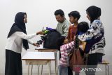 Petugas memeriksa barang bawaan siswa sebelum memasuki asrama Sekolah Rakyat di kompleks Sentra Abiyoso Cimahi, Jawa Barat, Senin (14/7/2025). Sebanyak 100 siswa Sekolah Rakyat jenjang SMP mulai masuk asrama di Sentra Abiyoso Cimahi dan mengikuti pemeriksaan kesehatan pada hari pertama masa pengenalan lingkungan sekolah (MPLS) tahun ajaran 2025/2026. ANTARA FOTO/Abdan Syakura/agr
