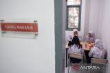 Siswi makan bersama di asrama Sekolah Rakyat Bandung di Polteksos Bandung, Jawa Barat, Senin (14/7/2025). Siswa didampingi orang tua mengisi data untuk Sekolah Rakyat Bandung di Polteksos Bandung, Jawa Barat, Senin (14/7/2025). Sebanyak 52 siswa dan 48 siswi tingkat sekolah menengah atas mulai mengikuti masa pengenalan lingkungan sekolah dan asrama Sekolah Rakyat sebelum memulai kegiatan belajar mengajar yang dijadwalkan pekan depan. ANTARA FOTO/Novrian Arbi/agr
