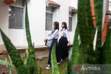 Siswi membawa tas saat memasuki asrama Sekolah Rakyat Bandung di Polteksos Bandung, Jawa Barat, Senin (14/7/2025). Sebanyak 52 siswa dan 48 siswi tingkat sekolah menengah atas mulai mengikuti masa pengenalan lingkungan sekolah dan asrama Sekolah Rakyat sebelum memulai kegiatan belajar mengajar yang dijadwalkan pekan depan. ANTARA FOTO/Novrian Arbi/agr