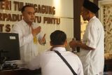 Petugas menerima pelaporan resmi proses pemulangan seorang narapidana kasus terorisme atas nama Margono bin Namo Atmojo Senen alias Umar (kedua kanan) di Kantor Kejaksaan Negeri Tulungagung, Jawa Timur, Senin (14/7/2025). Mantan anggota Jamaah Islamiyah asal Sukoharjo, Jawa Tengah yang dijatuhi hukuman tiga tahun penjara sejak 1 Desember 2022 ini bebas murni dari LP Klas IIB Tulungagung setelah remisi efektif memangkas sisa pidana 4 bulan 15 hari. ANTARA Jatim/Destyan Sujarwoko/mas.