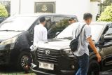 Petugas densus berpakaian sipil mengawal proses pemulangan narapidana kasus terorisme atas nama Margono Bin namo Atmojo Senen alias Umar (kiri), usai melapor di Kantor Kejaksaan Negeri Tulungagung, Jawa Timur, Senin (14/7/2025). Mantan anggota Jamaah Islamiyah asal Sukoharjo, Jawa Tengah yang dijatuhi hukuman tiga tahun penjara sejak 1 Desember 2022 ini bebas murni dari LP Klas IIB Tulungagung setelah remisi efektif memangkas sisa pidana 4 bulan 15 hari. ANTARA Jatim/Destyan Sujarwoko/mas.
