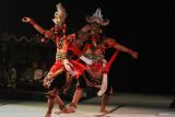 Seniman membawakan salah satu adegan dalam pagelaran  Topeng Malangan berjudul Panji Mangu di Taman Krida Budaya, Jawa Timur, Minggu (13/7/2025). Pagelaran yang mengisahkan romansa Panji Asmoro Bangun dalam pencarian cinta sejatinya itu digelar sebagai upaya pelestarian seni tradisi sekaligus promosi wisata budaya. ANTARA Jatim/Ari Bowo Sucipto/mas.