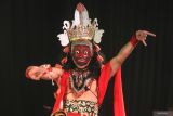 Seniman membawakan salah satu adegan dalam pagelaran  Topeng Malangan berjudul Panji Mangu di Taman Krida Budaya, Jawa Timur, Minggu (13/7/2025). Pagelaran yang mengisahkan romansa Panji Asmoro Bangun dalam pencarian cinta sejatinya itu digelar sebagai upaya pelestarian seni tradisi sekaligus promosi wisata budaya. ANTARA Jatim/Ari Bowo Sucipto/mas.