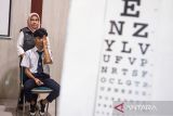 Petugas tenaga kesehatan memeriksa kondisi mata siswa saat pemeriksaan kesehatan di Sekolah Rakyat Polteksos Bandung, Jawa Barat, Senin (14/7/2025). Sebanyak 100 pelajar tingkat sekolah atas menjalani pemeriksaan tinggi dan berat badan, kesehatan mata, tht, hingga tekanan darah guna memastikan kesiapan jasmani para pelajar dalam mengikuti masa pengenalan lingkungan sekolah dan pembekalan sebelum memulai kegiatan pembelajaran. ANTARA FOTO/Novrian Arbi/agr
