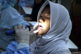Petugas medis memeriksa kesehatan gigi dan mulut siswa  di Sekolah Rakyat Menengah Pertama (SRMP) 16 di Malang, Jawa Timur, Senin (14/7/2025). Pemeriksaan kesehatan yang meliputi cek darah, tes mata dan pemeriksaan gigi tersebut dilakukan pada hari pertama pelaksanaan program Sekolah Rakyat untuk memastikan kesiapan fisik para siswa sebelum mengikuti proses kegiatan belajar. ANTARA Jatim/Ari Bowo Sucipto/mas.