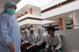 Petugas medis memanggil siswa untuk menjalani pemeriksaan kesehatan di Sekolah Rakyat Menengah Pertama (SRMP) 16 di Malang, Jawa Timur, Senin (14/7/2025). Pemeriksaan kesehatan yang meliputi cek darah, tes mata dan pemeriksaan gigi tersebut dilakukan pada hari pertama pelaksanaan program Sekolah Rakyat untuk memastikan kesiapan fisik para siswa sebelum mengikuti proses kegiatan belajar. ANTARA Jatim/Ari Bowo Sucipto/mas.
