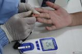 Petugas medis mengukur kadar hemoglobin siswa Sekolah Rakyat Menengah Pertama (SRMP) 16 di Malang, Jawa Timur, Senin (14/7/2025). Pemeriksaan kesehatan yang meliputi cek darah, tes mata dan pemeriksaan gigi tersebut dilakukan pada hari pertama pelaksanaan program Sekolah Rakyat untuk memastikan kesiapan fisik para siswa sebelum mengikuti proses kegiatan belajar. ANTARA Jatim/Ari Bowo Sucipto/mas.